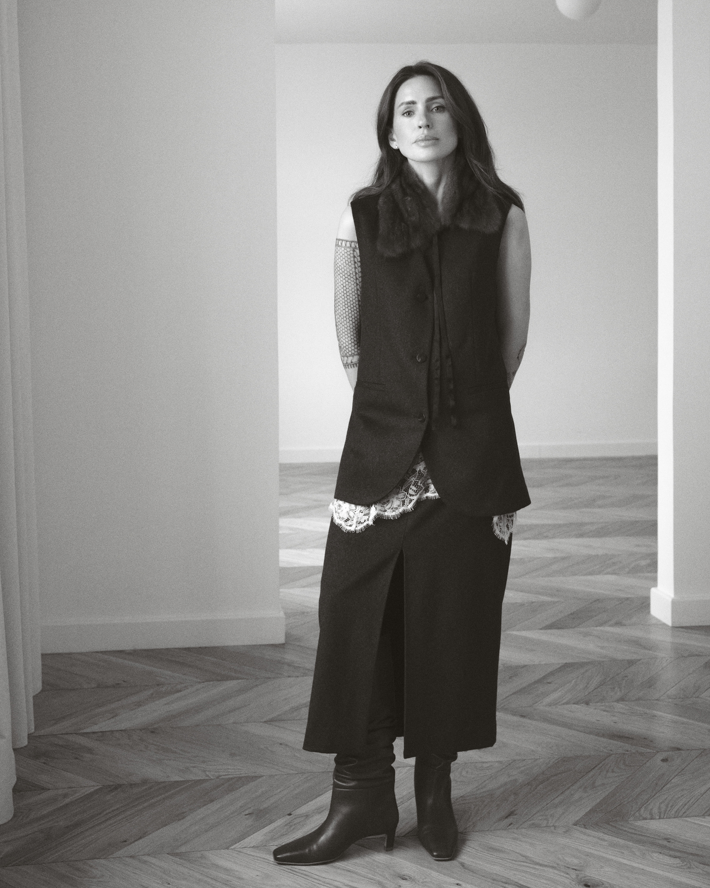 Топ, жилет, юбка Roseanna, сапоги ALOHAS.