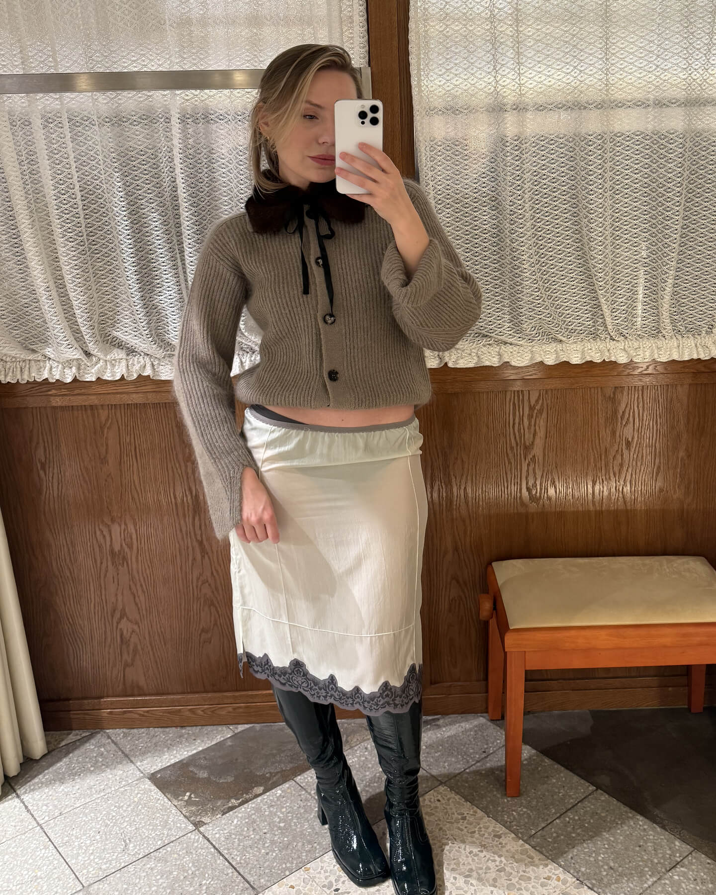 Кардиган COIS, юбка COIS, сапоги ALOHAS, воротник Sencellerie (доступен в бутике NUSELF).