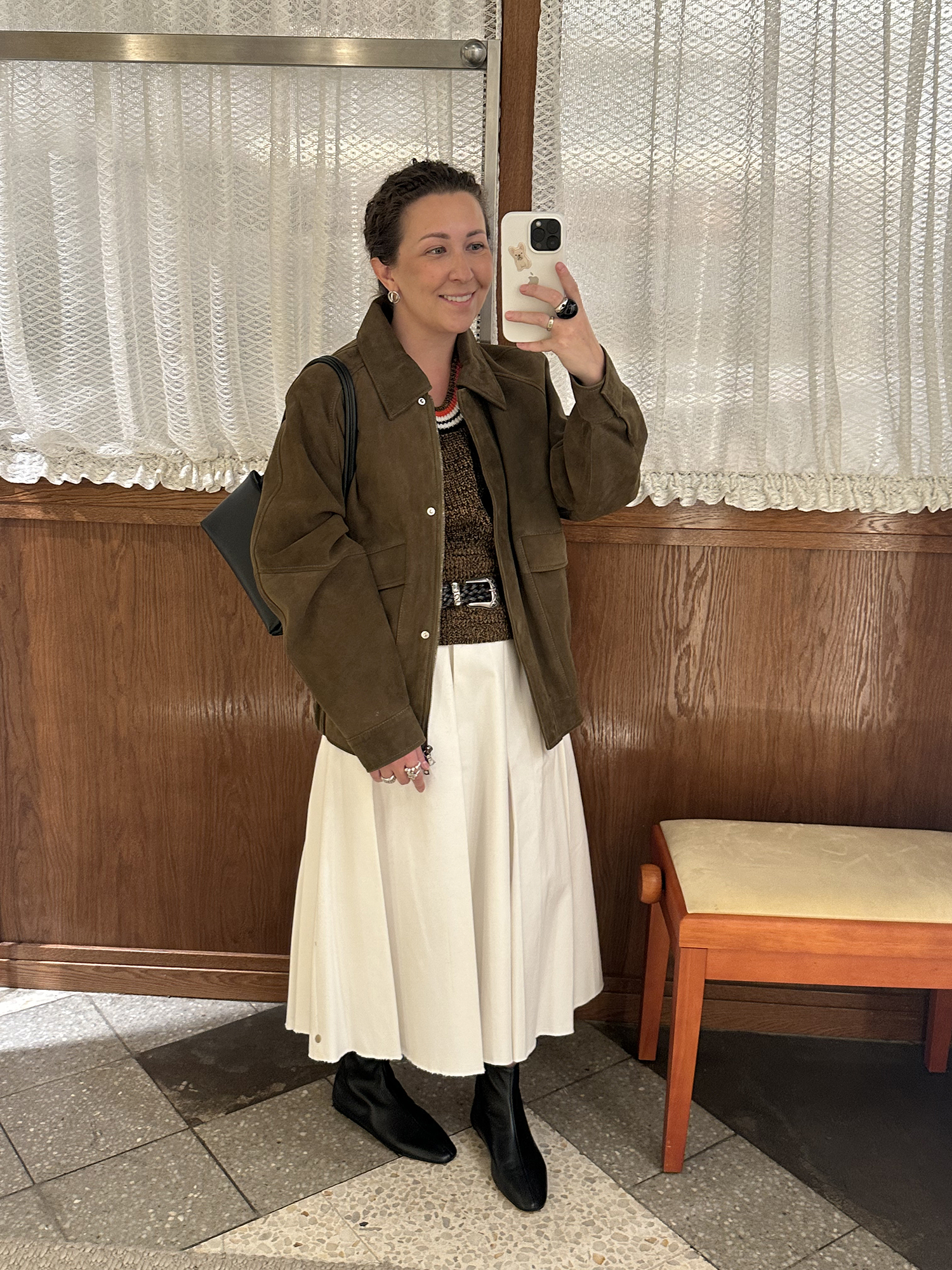 Жилет TELA, юбка TELA, ремень ASPESI, ботинки HEREU, бомбер ROCKABI, сумка YUZEFI.