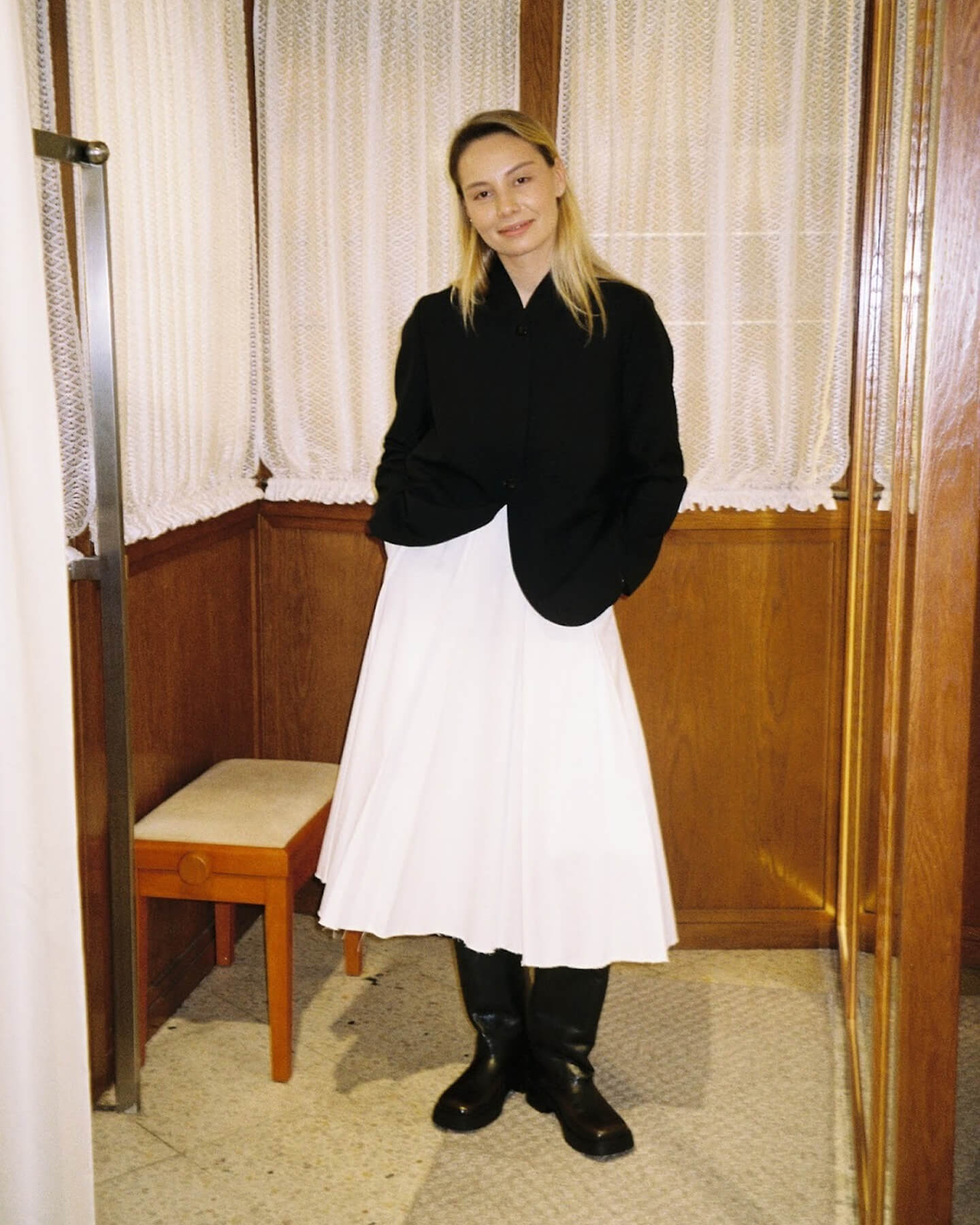 Жакет Roseanna, юбка TELA, сапоги MIISTA.