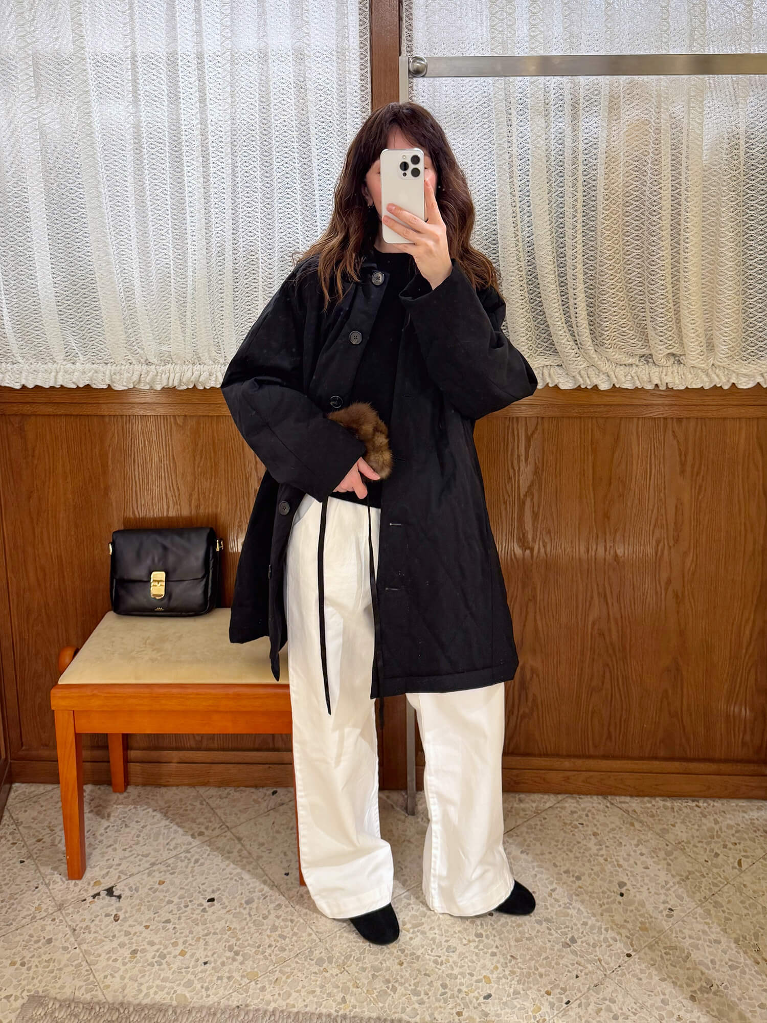 Футболка A.P.C., джинсы LOULOU DE SAISON, куртка и сумка A.P.C., лоферы MIISTA, пояс Sencellerie (ищите в бутике).&nbsp;