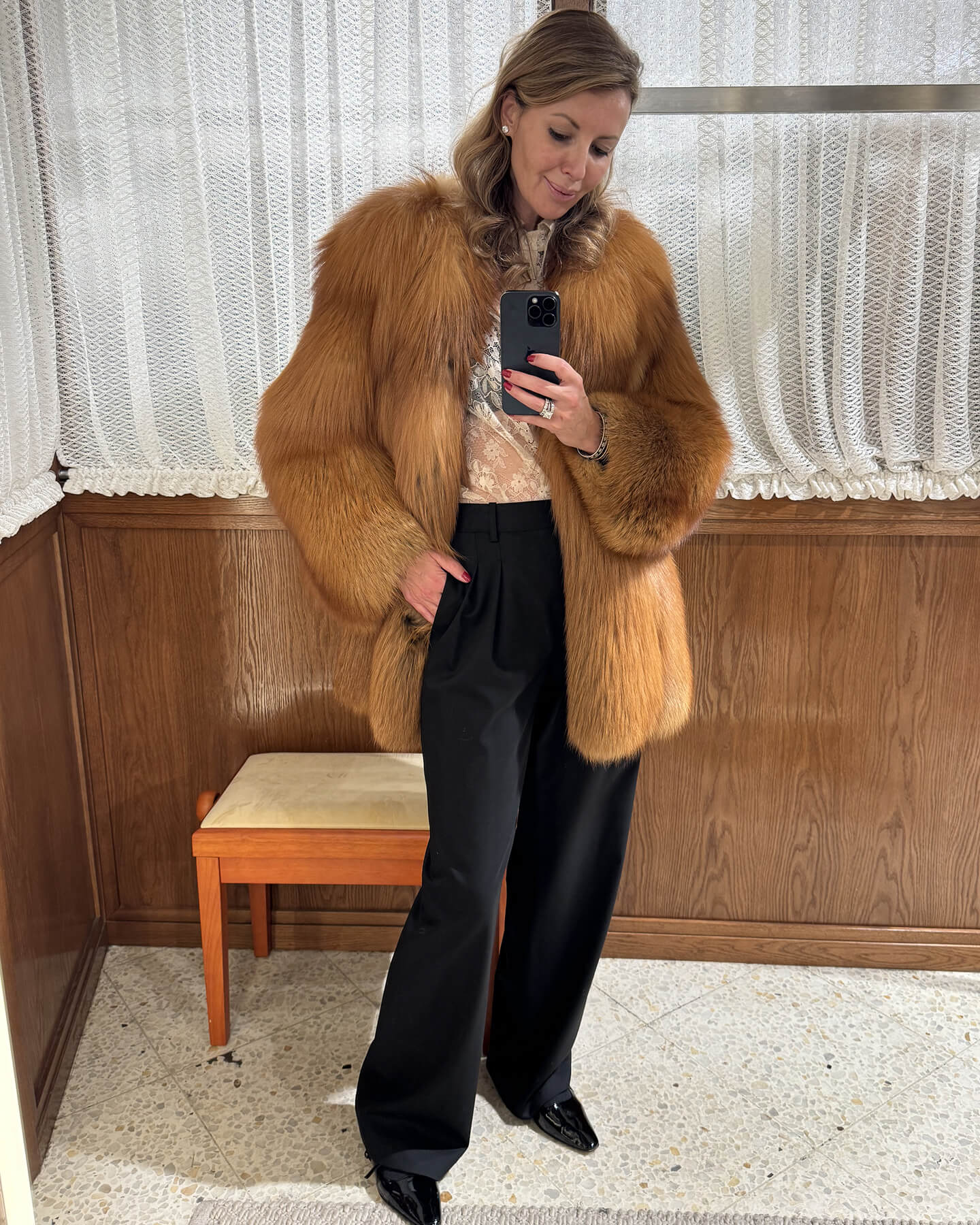 Рубашка и брюки Roseanna, туфли Dear Frances, шуба Sencellerie (доступна в бутике).