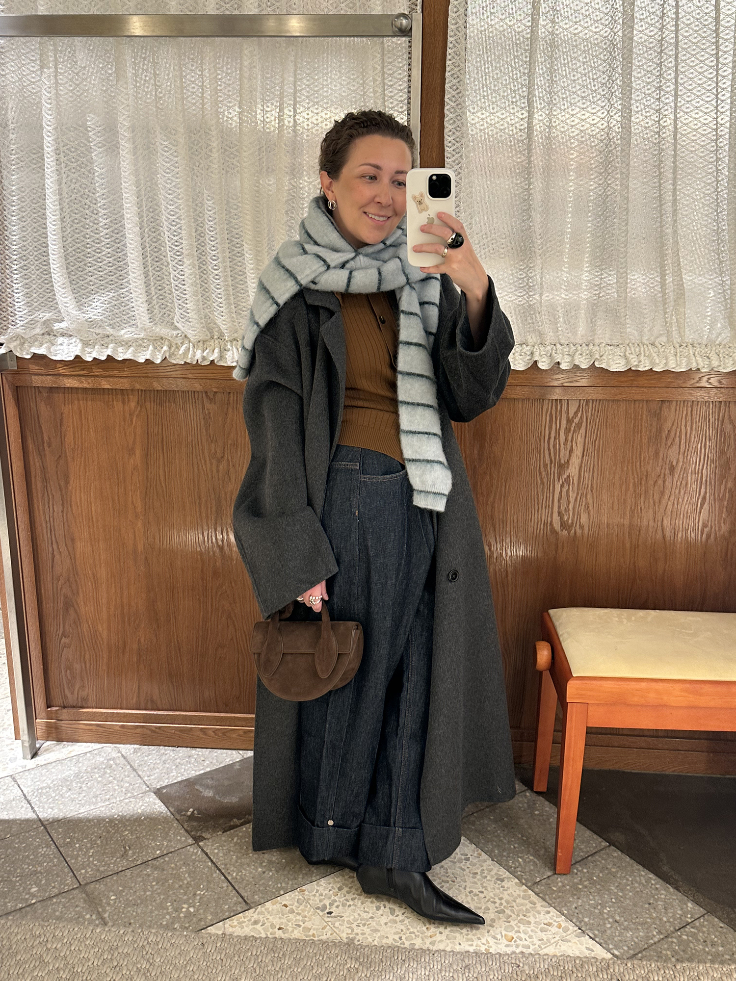 Поло TELA, свитер TELA, джинсы LOULOU DE SAISON, сапоги Le Monde Béryl, пальто LOULOU DE SAISON, сумка YUZEFI.