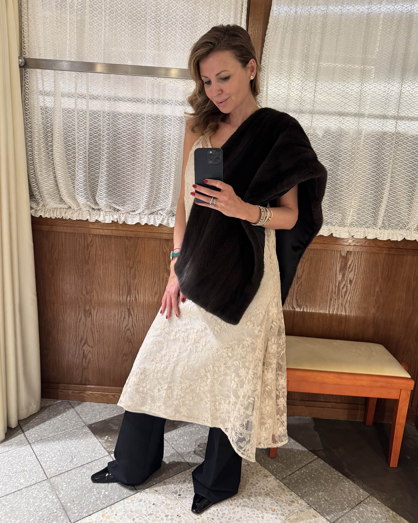 Платье и брюки Roseanna, туфли Dear Frances, шарф Sencellerie (доступен в бутике).