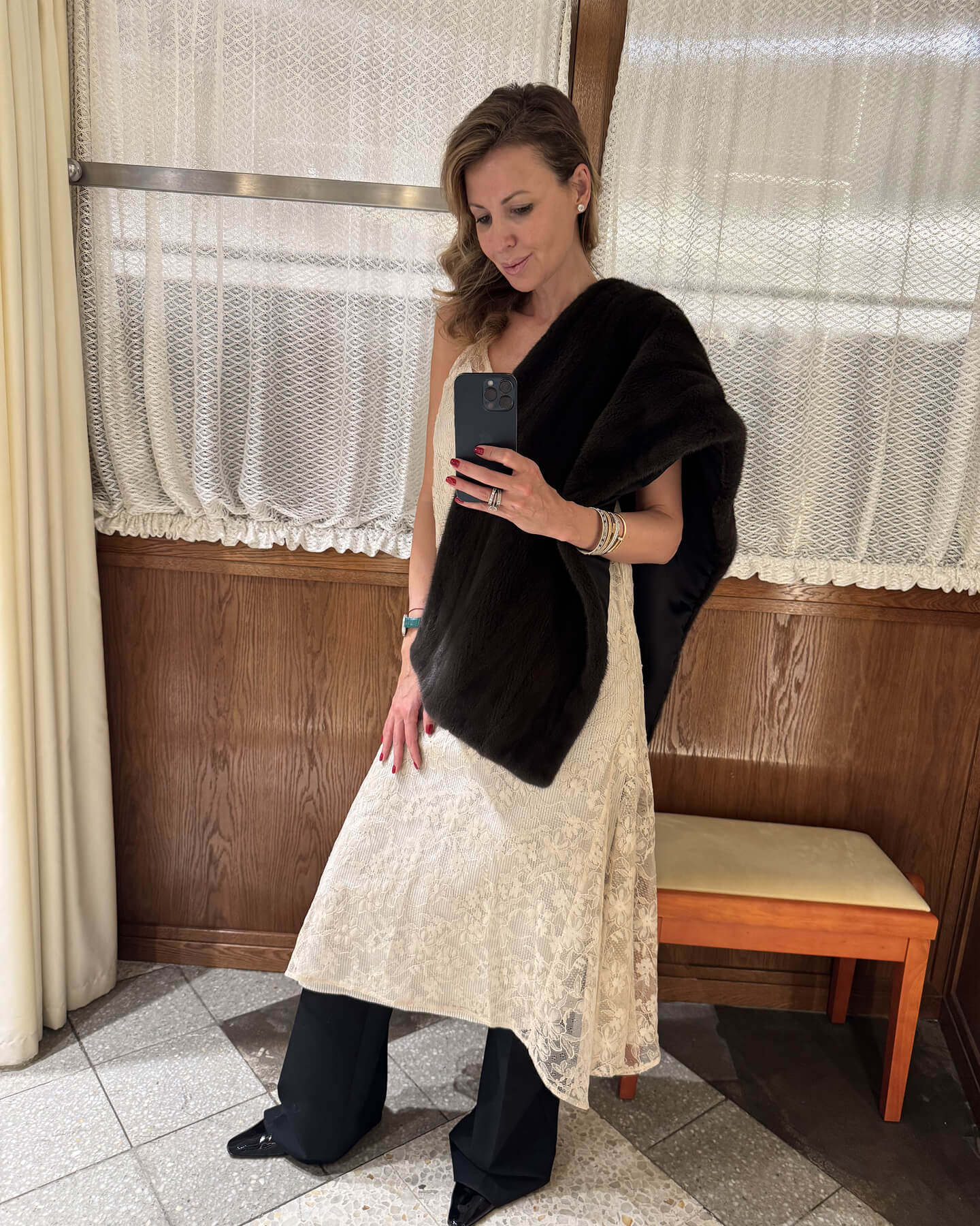 Платье и брюки Roseanna, туфли SHUSHU/TONG, шарф Sencellerie (доступен в бутике на Большой Никитской 17с1). &nbsp;