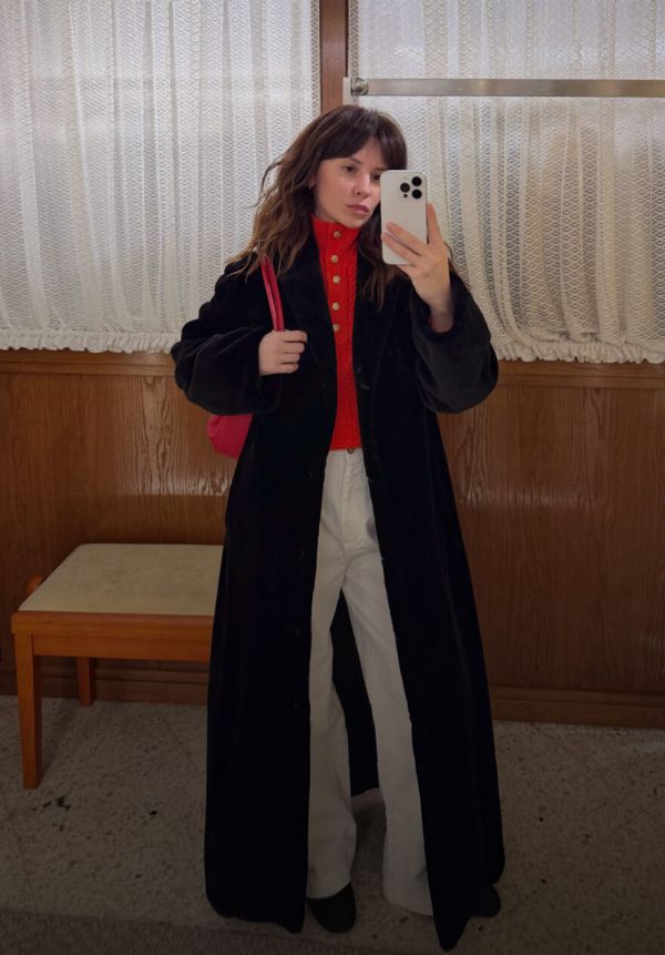 Мария Теблоева носит белые джинсы даже зимой. Вписать их в образы проще, чем кажется