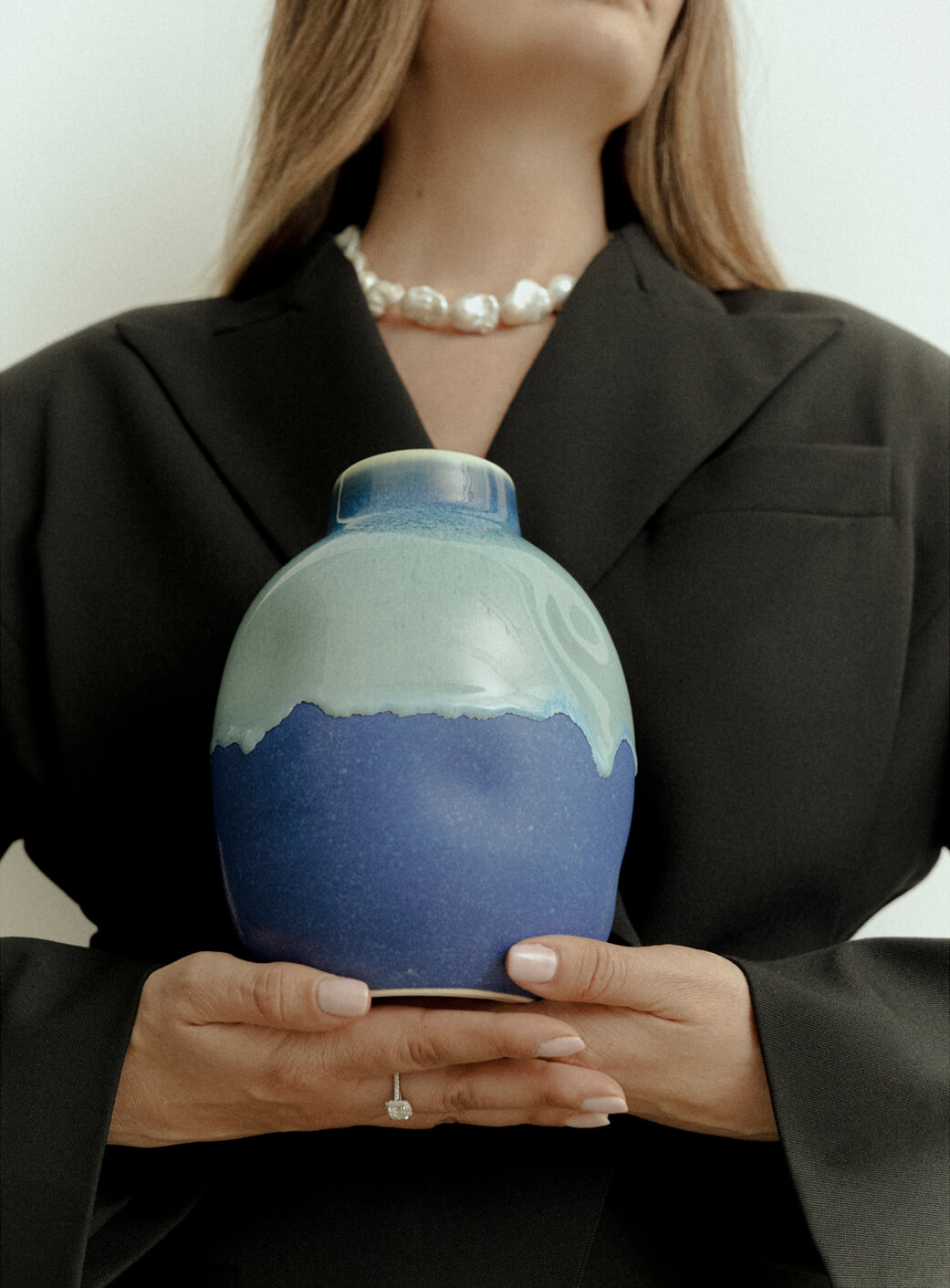 Жакет Erika Cavallini, ожерелье Ringstone, ваза Agami Ceramics.