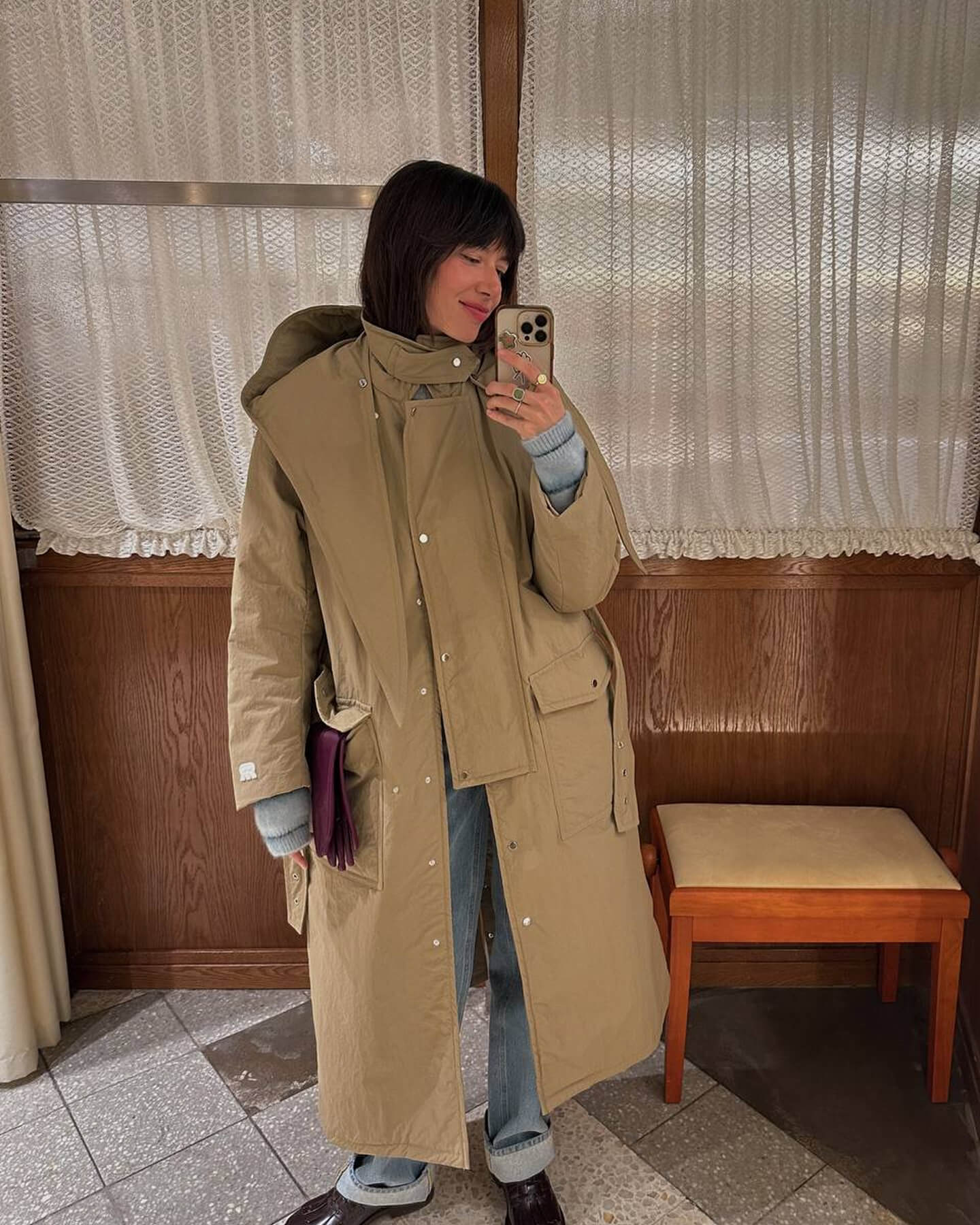 Свитер TELA, джинсы A.P.C., пальто Roseanna, лоферы HEREU, перчатки TELA.