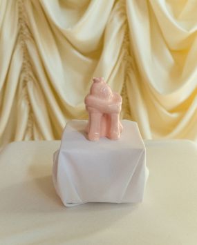 Розовая фигурка из серии «Дураки»