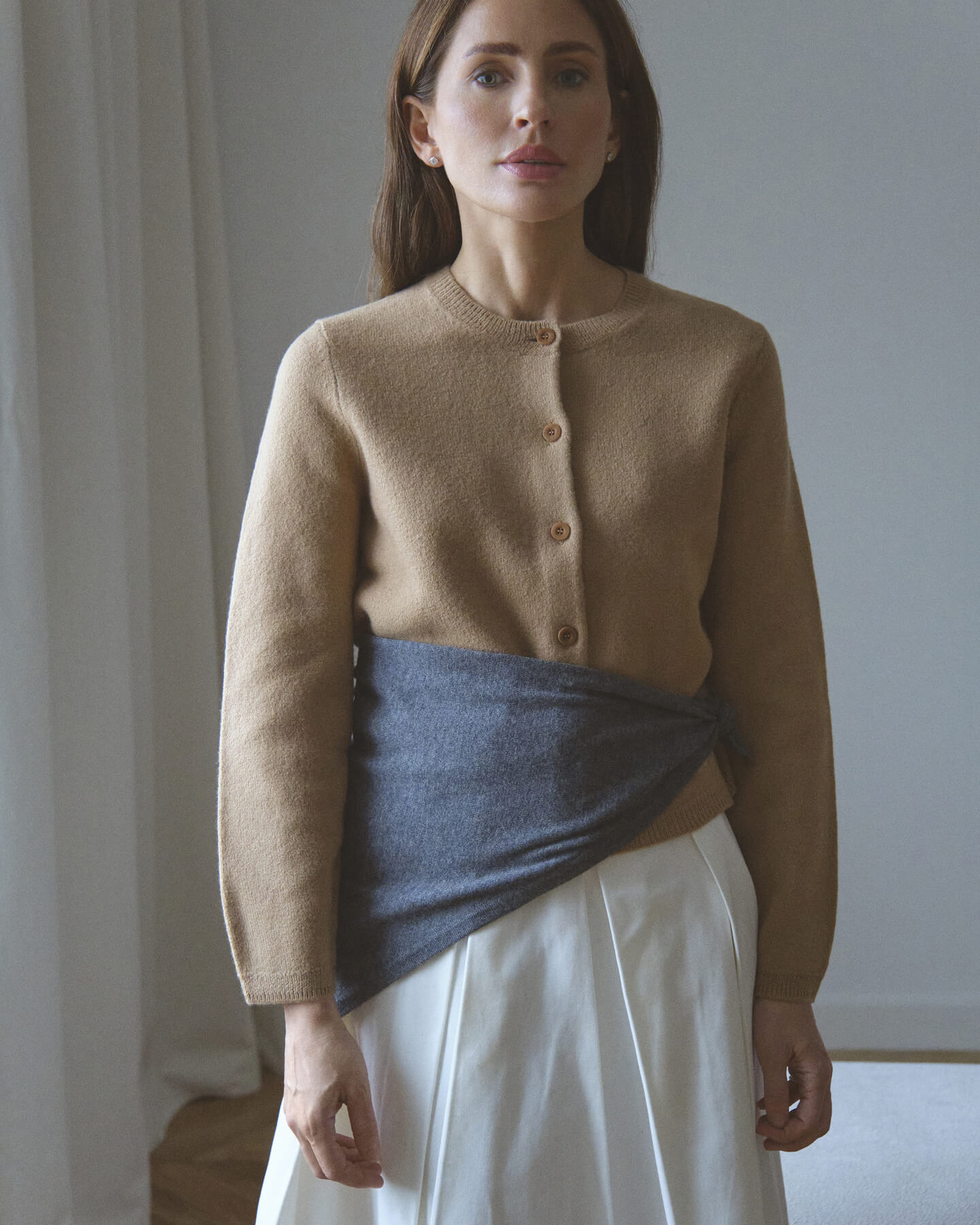 Кардиган A.P.C., кардиган на поясе SHUSHU/TONG, юбка TELA.