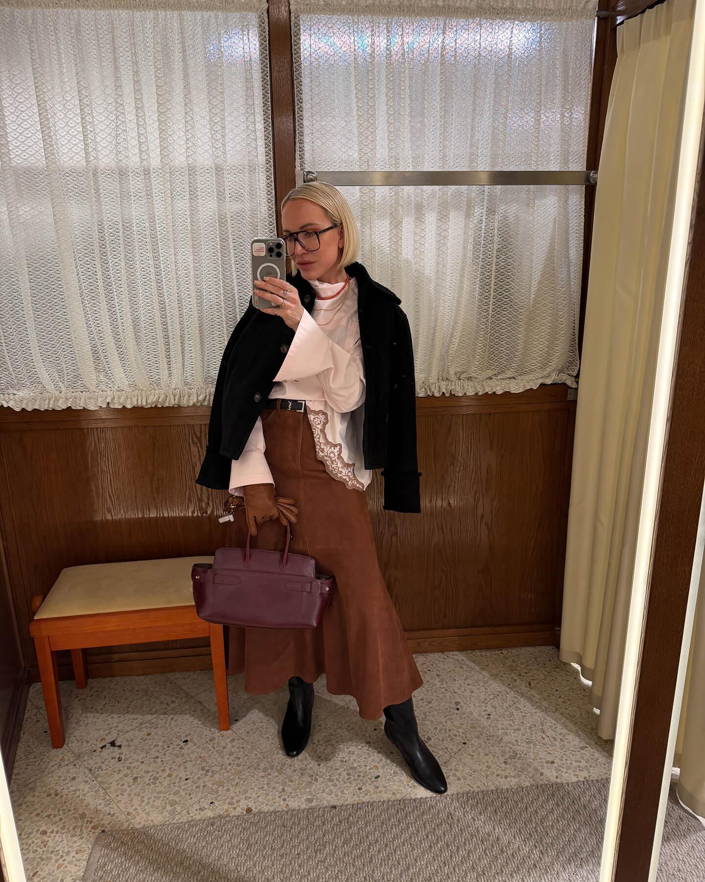 Рубашка COIS, юбка Roseanna, юбка COIS, бомбер ROCKABI, перчатки TELA, сапоги ALOHAS, сумка COIS.