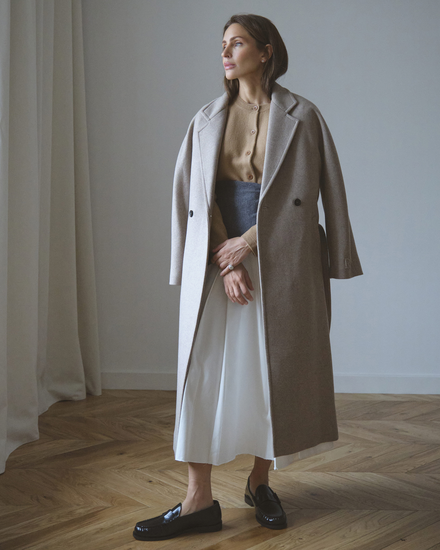 Кардиган A.P.C., кардиган на поясе SHUSHU/TONG, юбка TELA, пальто Roseanna, лоферы Dear Frances.