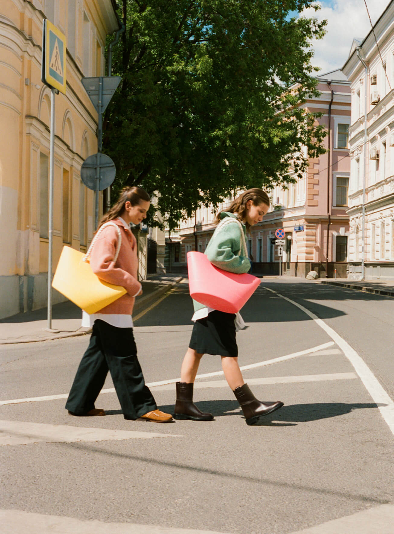 На Регине: поло Azalie, рубашка Erika Cavallini, брюки Erika Cavallini, лоферы HEREU, сумка Lemon Jelly; на Нике: поло Azalie, рубашка Erika Cavallini, ботинки HEREU, сумка Lemon Jelly