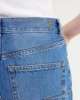 Укороченные джинсы со средней посадкой и потертостями, цвет голубой - миниатюра 5