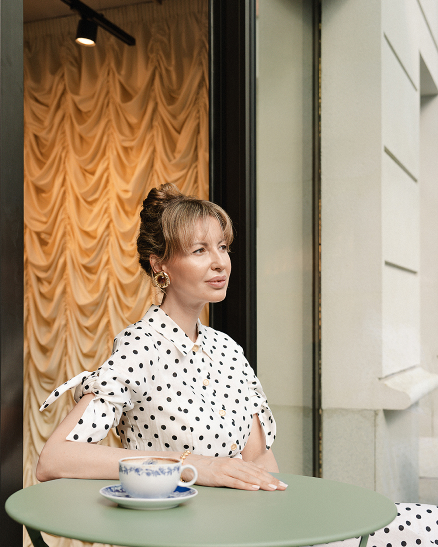 Платье Weill, клипсы Liche Paris (VintageDream), лоферы Miu Miu, браслет Joanna Laura Constantine, чайная пара Fern&Co.
