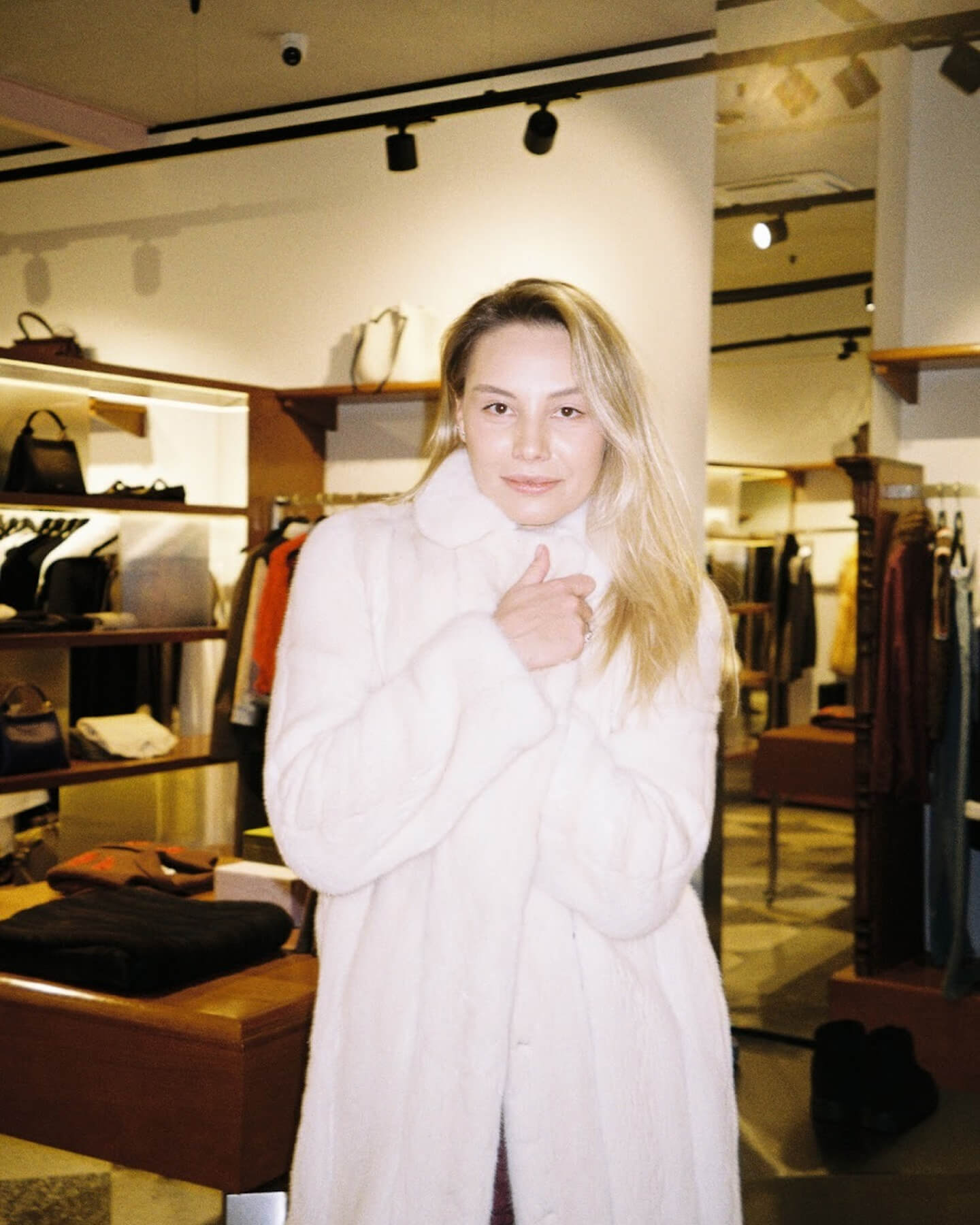 Поло TELA, брюки TELA, лоферы MIISTA, шуба Sencellerie (доступна в бутике NUSELF на Большой Никитской, 17с1).