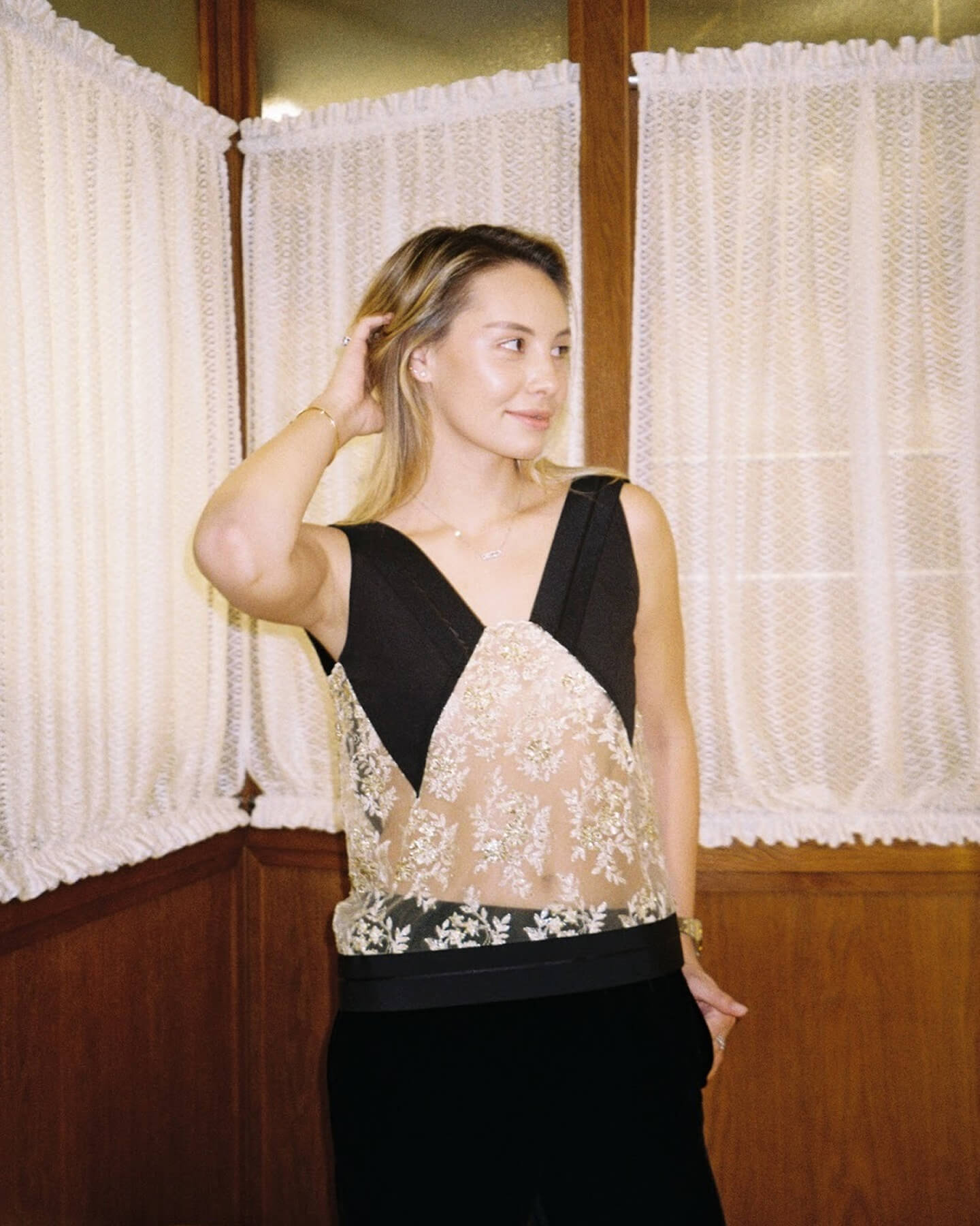 Топ COIS, брюки Roseanna.