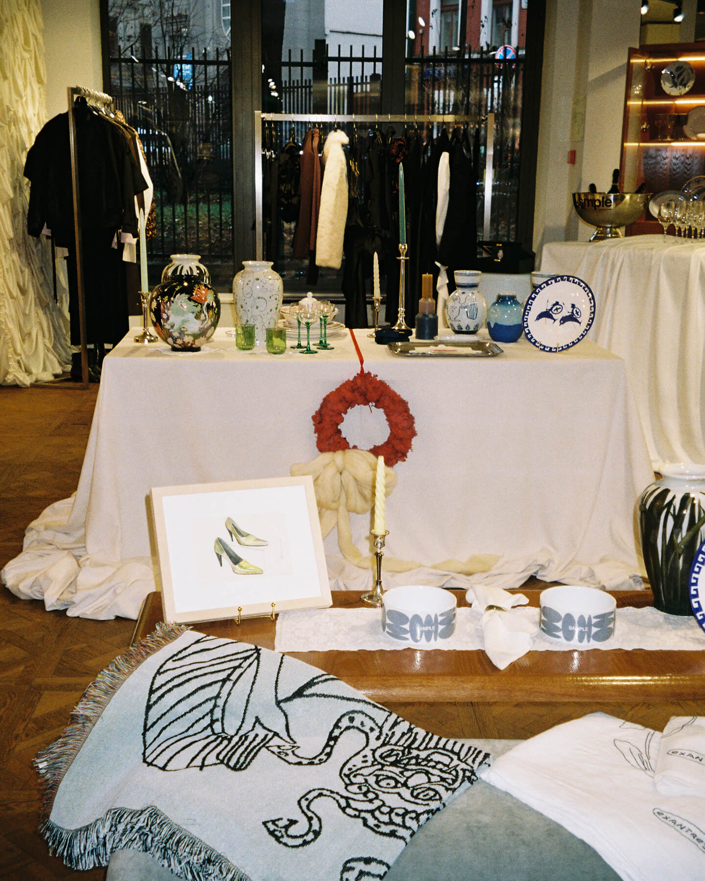 На фото: объекты SAMPLE.UNITS — коллаборация галереи SAMPLE с современными художниками