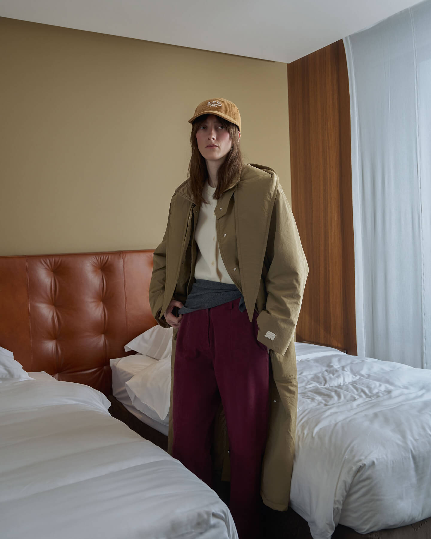 Кардиган A.P.C., кардиган на поясе Roseanna, брюки TELA, пальто Roseanna, кепка A.P.C.