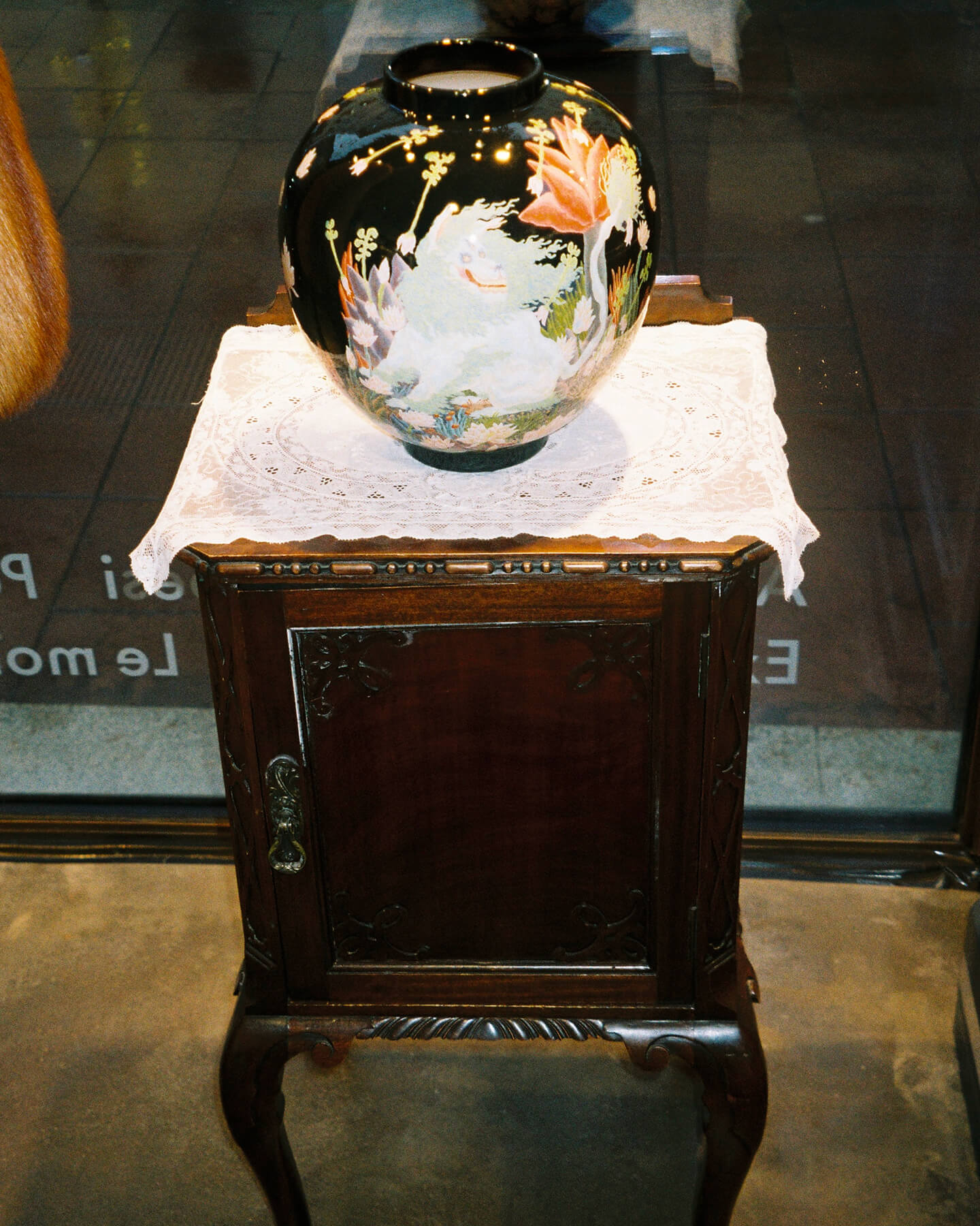 На фото: ваза SAMPLE x Вика Когай «Лев и стрелы»