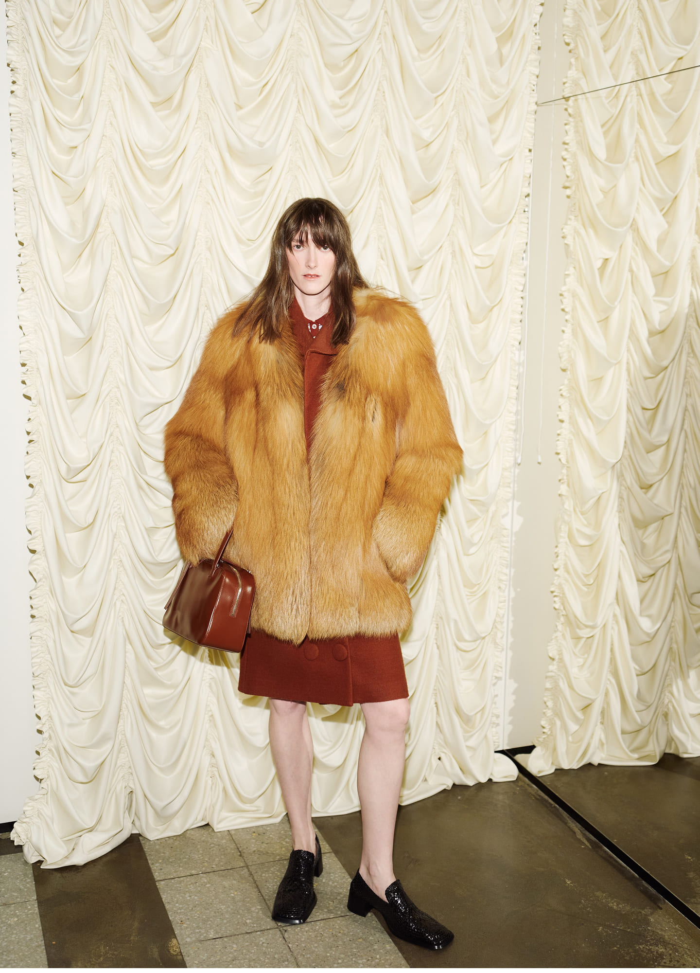 Шуба Sencellerie (ищите в бутике NUSELF), кардиган, жакет и юбка SHUSHU/TONG, лоферы MIISTA, сумка A.P.C.