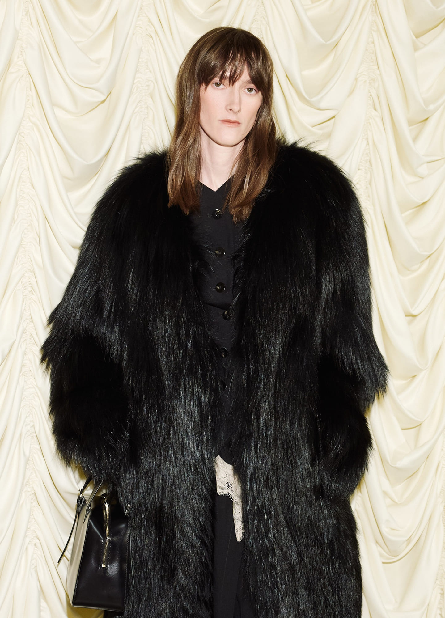 Шуба Sencellerie (ищите в бутике NUSELF), топ и юбка Roseanna, кардиган Cordera, лоферы MIISTA, сумка A.P.C.