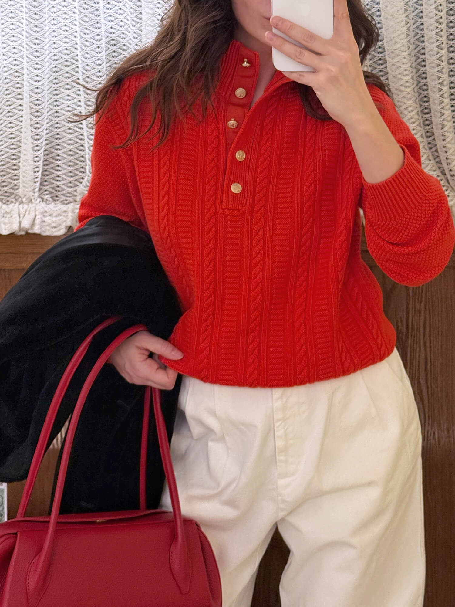 Свитер A.P.C., джинсы LOULOU DE SAISON, шуба Sencellerie (ищите в бутике), сумка YUZEFI, лоферы MIISTA.&nbsp;