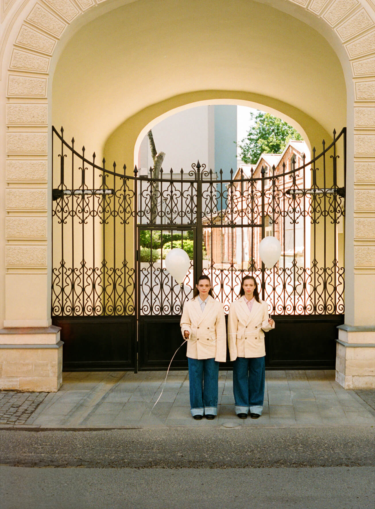 Жакет LOULOU STUDIO, джинсы SLVRLAKE, лоферы HEREU; на Регине — рубашка Forte Forte, на Нике —&nbsp;рубашка Forte Forte