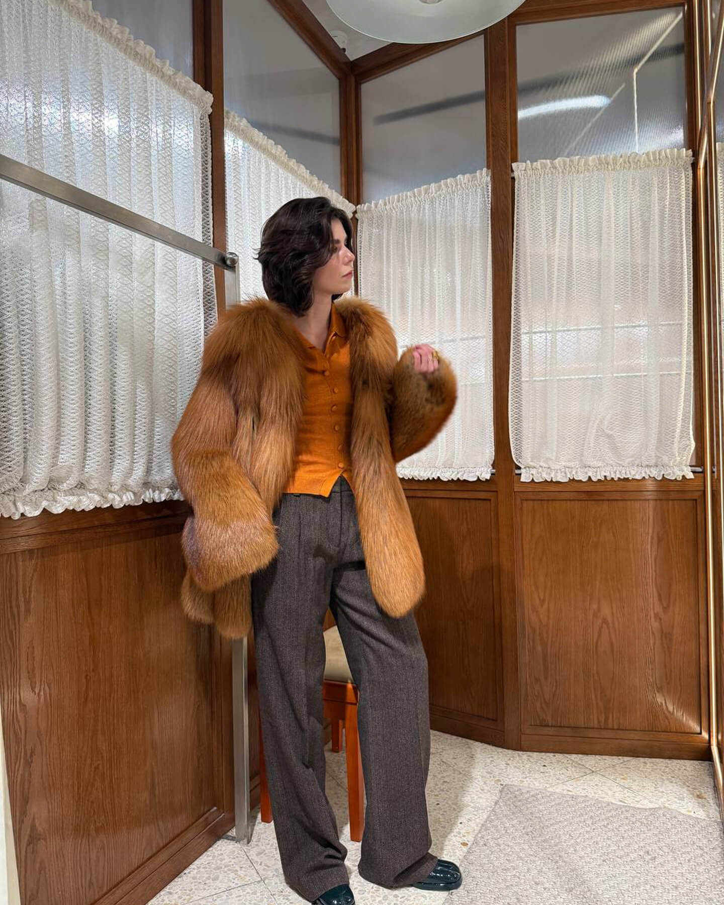 Кардиган SHUSHU/TONG, брюки COIS, шуба Sencellerie (доступна в бутике), сапоги MIISTA.