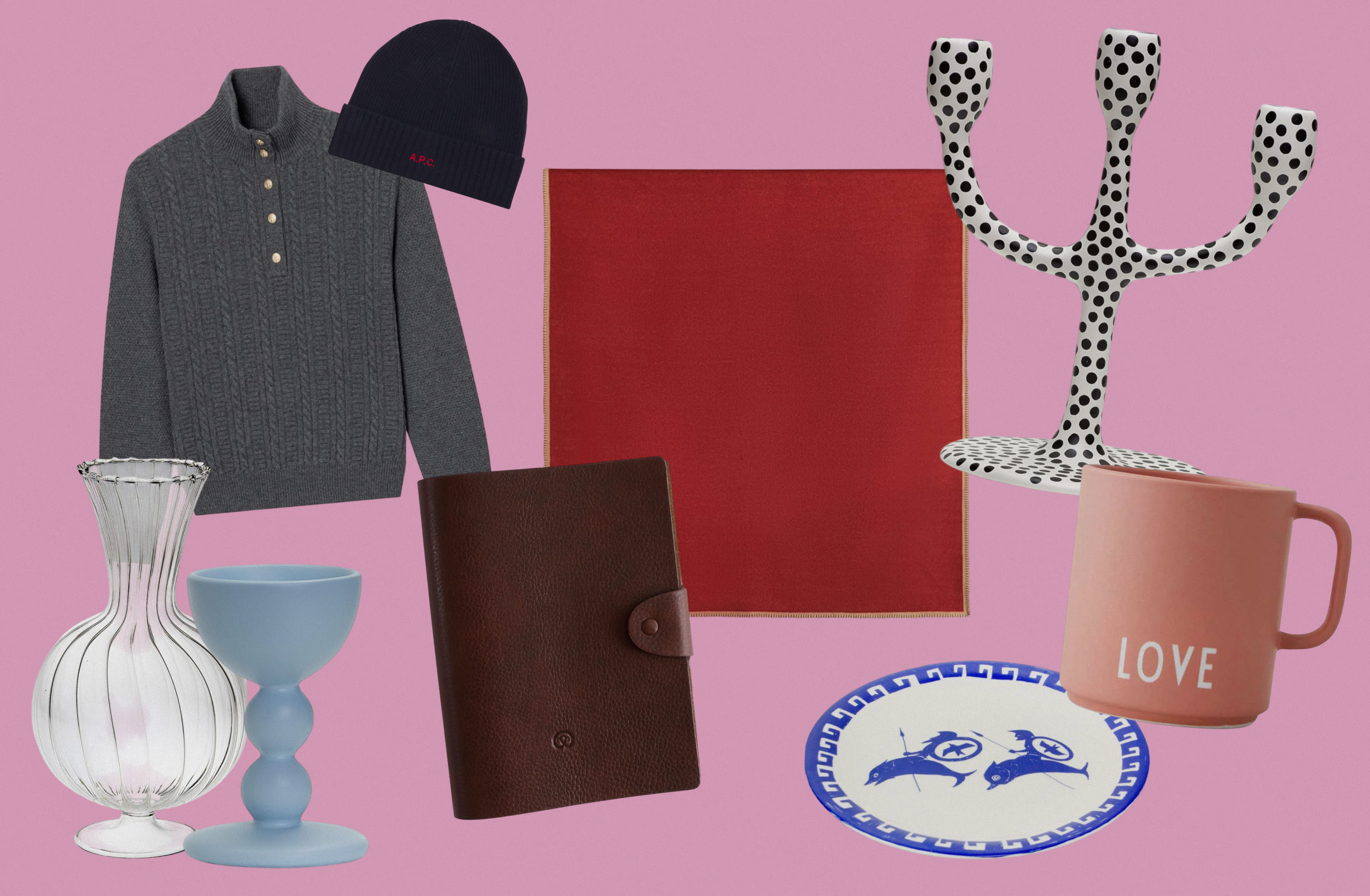Свитер и шапка A.P.C., блокнот COIS, покрывало R+D.LAB, графин Bitossi, подсвечник и пашотница EVE, тарелка SAMPLE.UNITS, кружка Design Letters.