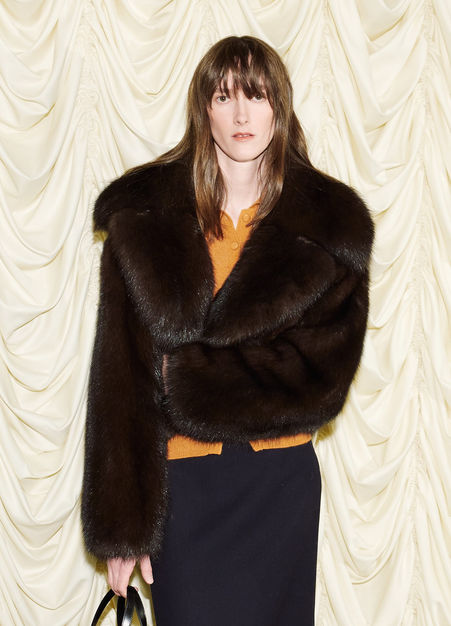 Шуба Sencellerie (ищите в бутике NUSELF), кардиган и юбка SHUSHU/TONG, лоферы MIISTA, сумка A.P.C.