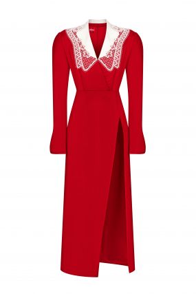 Платье с разрезом и кружевным воротником