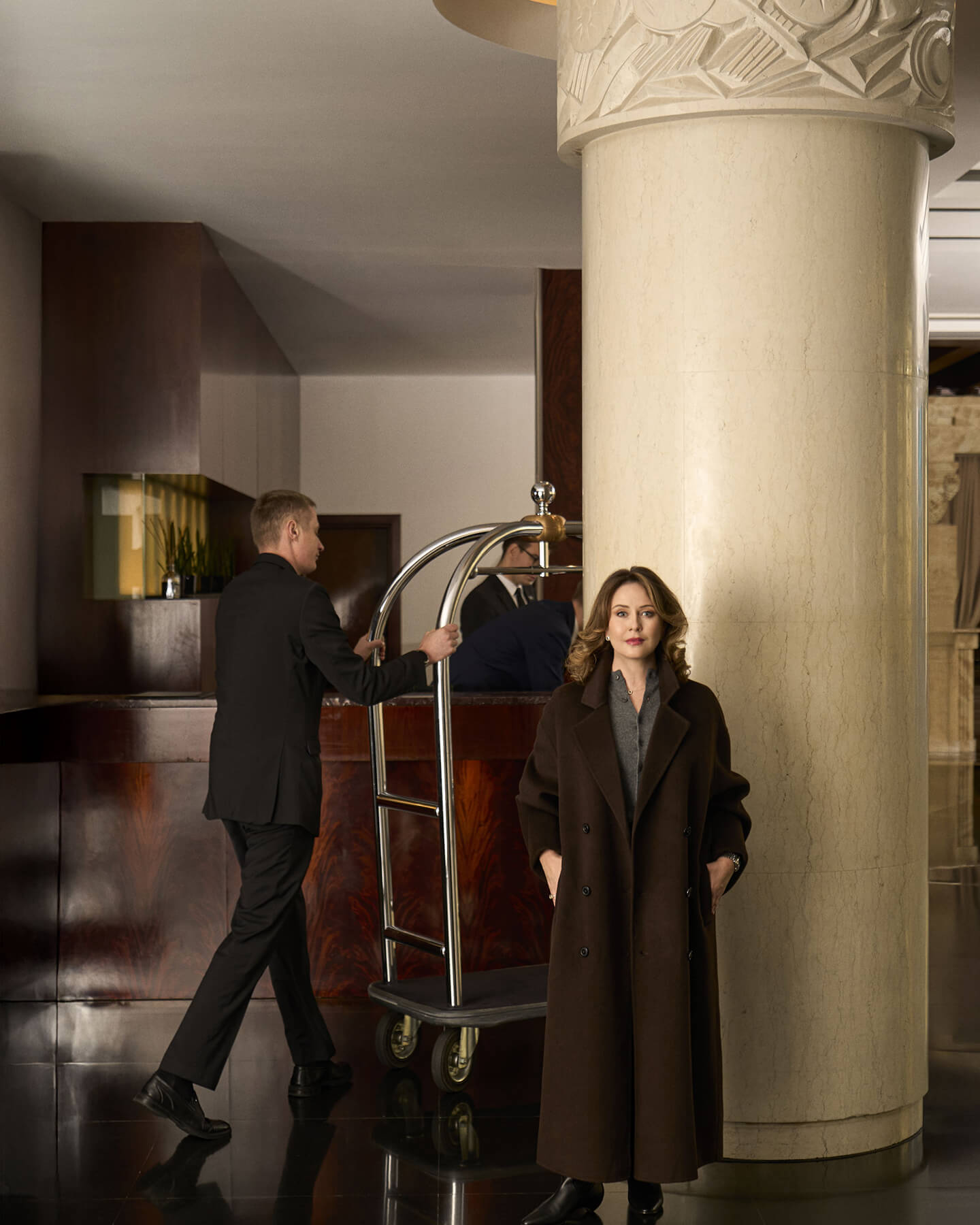 Кардиган extreme cashmere, юбка Weill, пальто LOULOU DE SAISON, сапоги Le Monde Béryl.