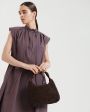 Плетеная сумка-багет из кожи, цвет темно-коричневый - миниатюра 5