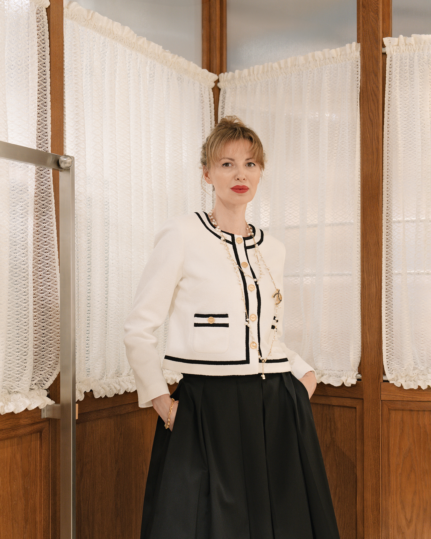 Жакет Weill, юбка Patou, туфли Le Monde Béryl, колье Rosantica, браслет Joanna Laura Constantine, брошь Chanel (VintageDream)