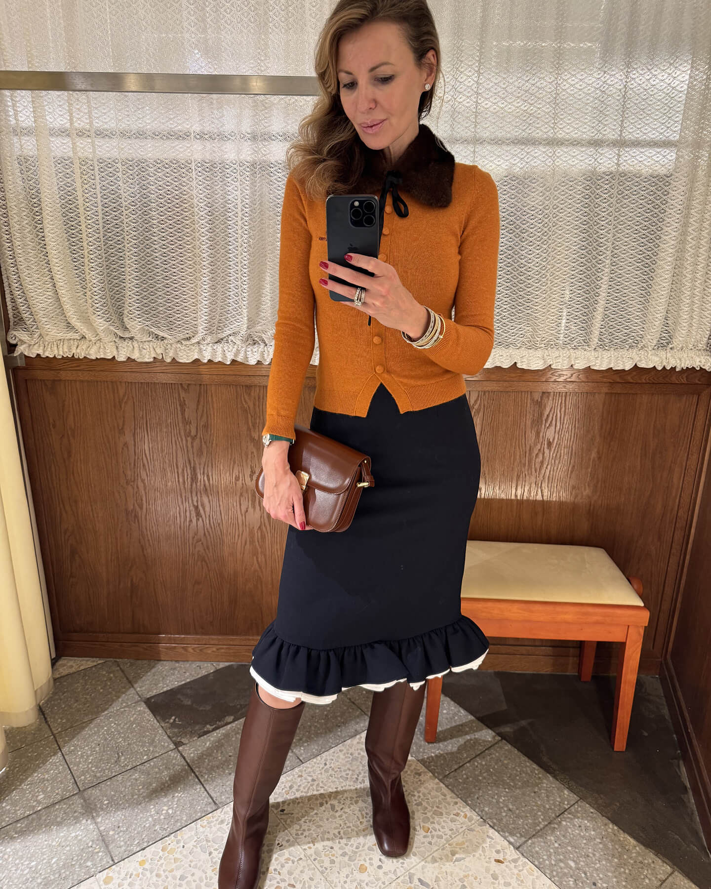 Кардиган и юбка SHUSHU/TONG, сапоги MIISTA, сумка A.P.C., воротник Sencellerie (доступен в бутике).