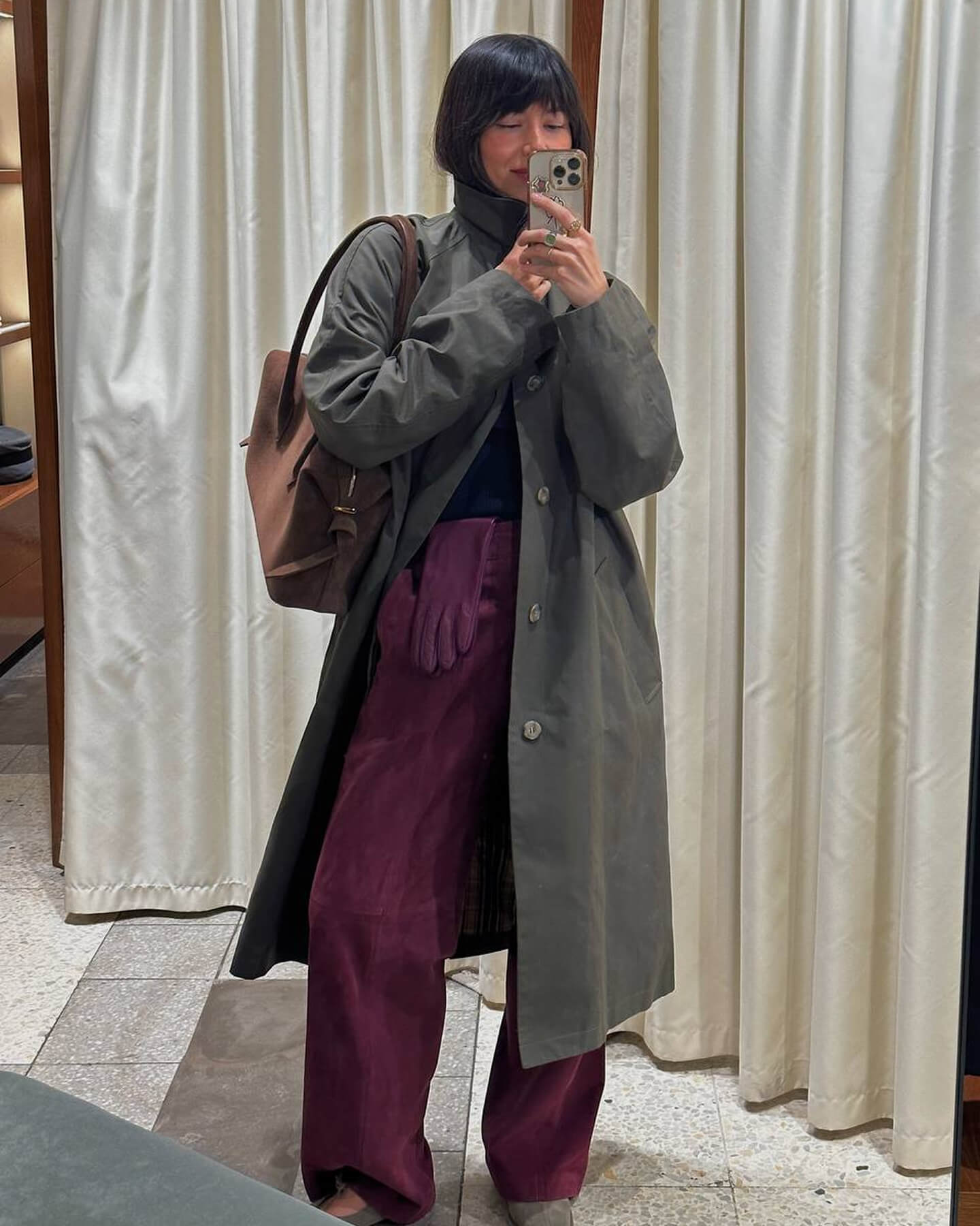 Поло A.P.C., брюки TELA, плащ A.P.C., сумка YUZEFI, балетки ALOHAS, перчатки TELA.