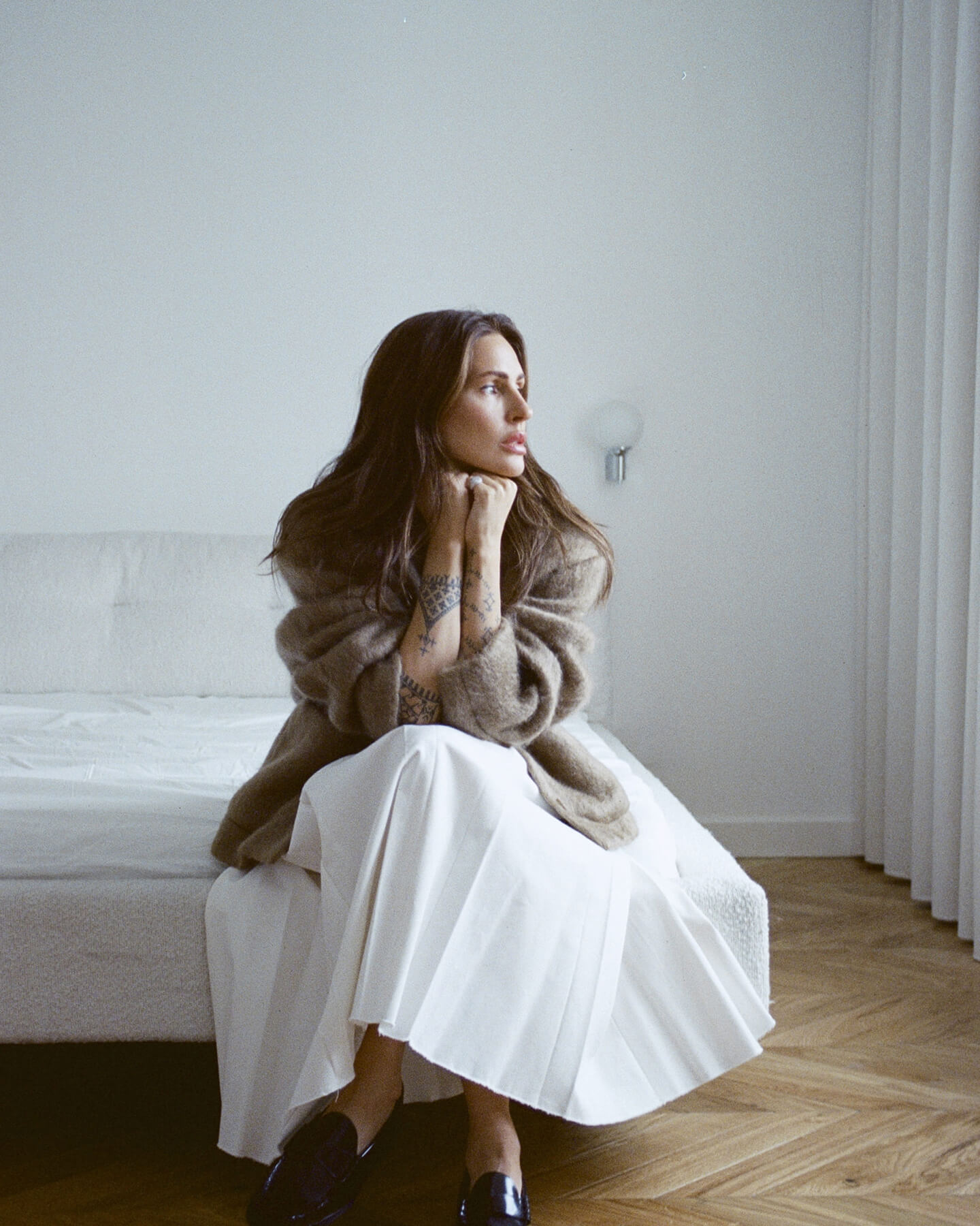 Поло A.P.C., юбка TELA, куртка Roseanna, лоферы Dear Frances.