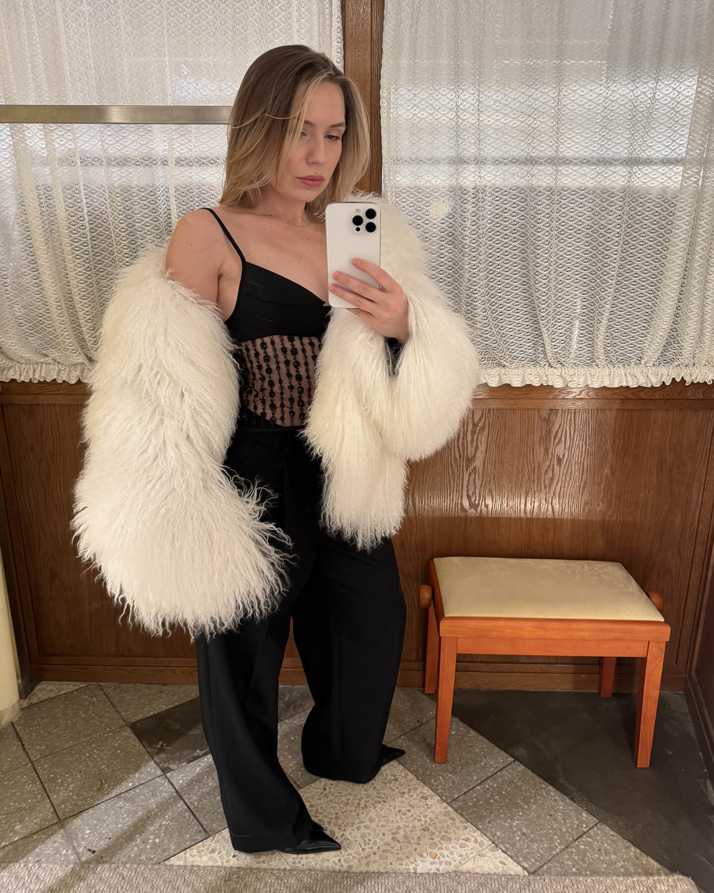 Топ COIS, брюки Roseanna, туфли SHUSHU/TONG, шуба Sencellerie (доступна в бутике NUSELF).