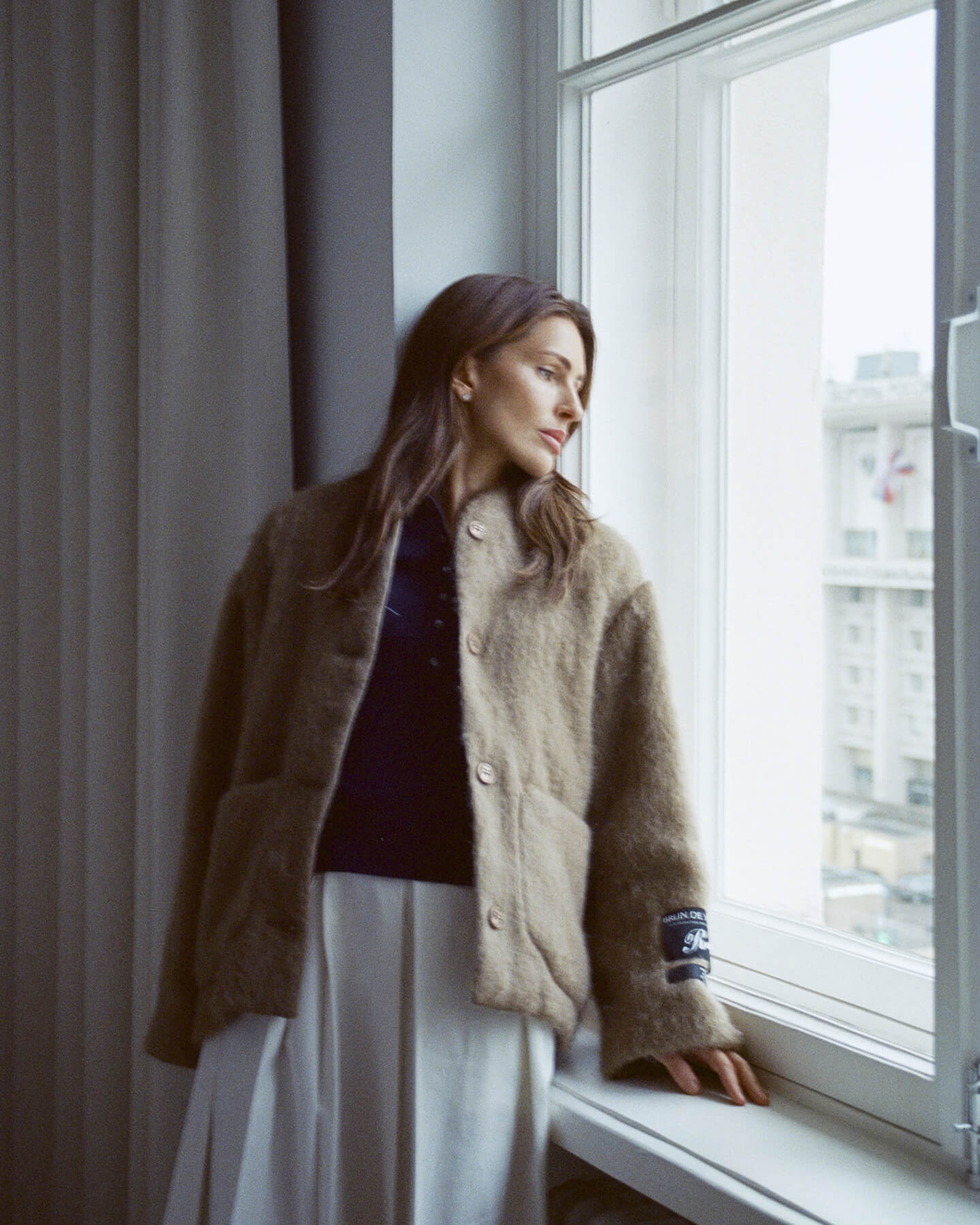 Поло A.P.C., юбка TELA, куртка Roseanna.