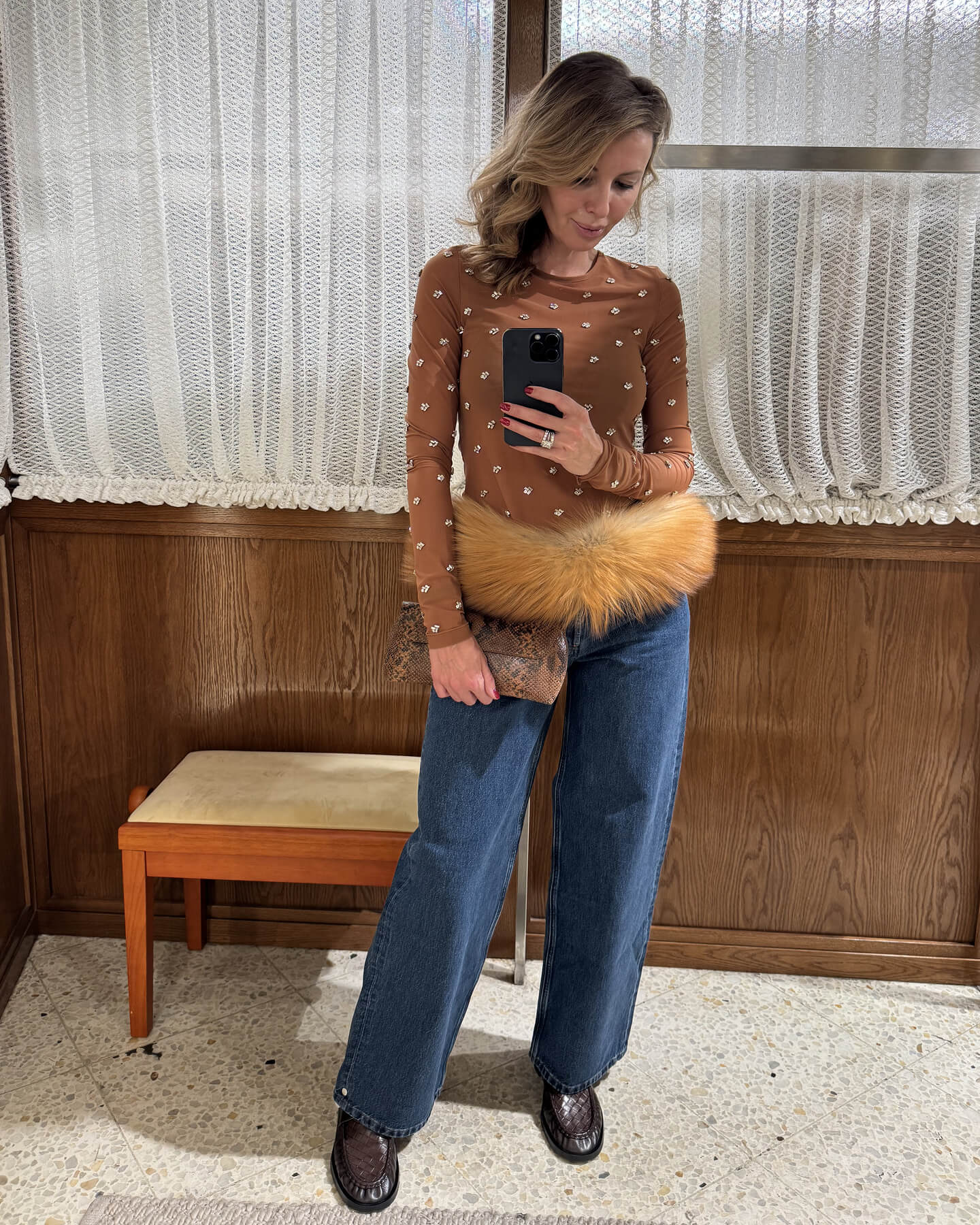 Лонгслив Roseanna, джинсы A.P.C., лоферы MIISTA, сумка Cordera, пояс Sencellerie (доступен в бутике).