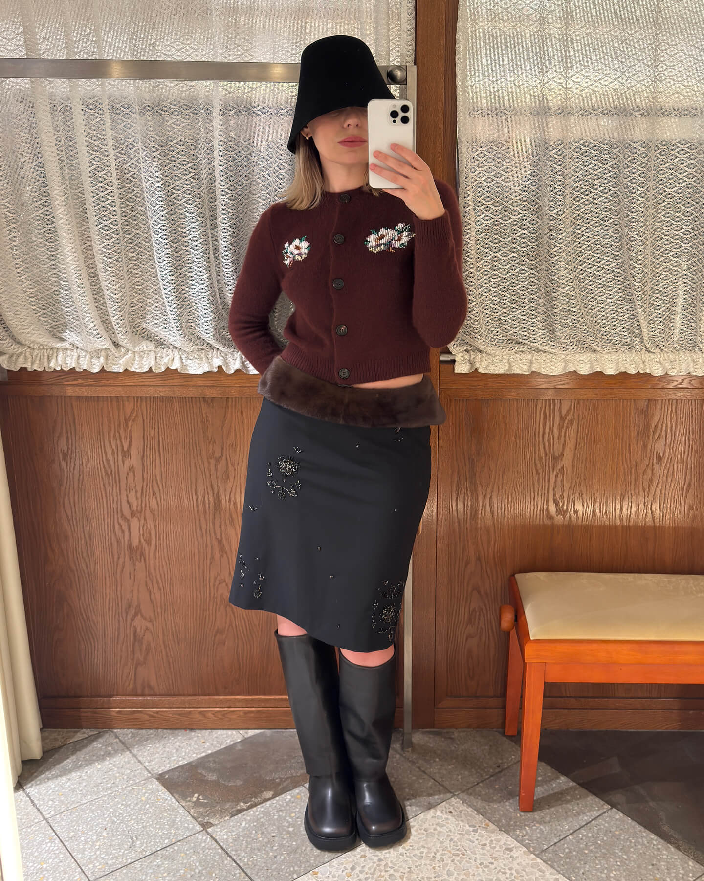 Кардиган SHUSHU/TONG, юбка Cordera, сапоги MIISTA, панама Cordera, пояс Sencellerie (доступен в бутике NUSELF).