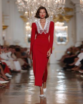 Платье с разрезом и кружевным воротником