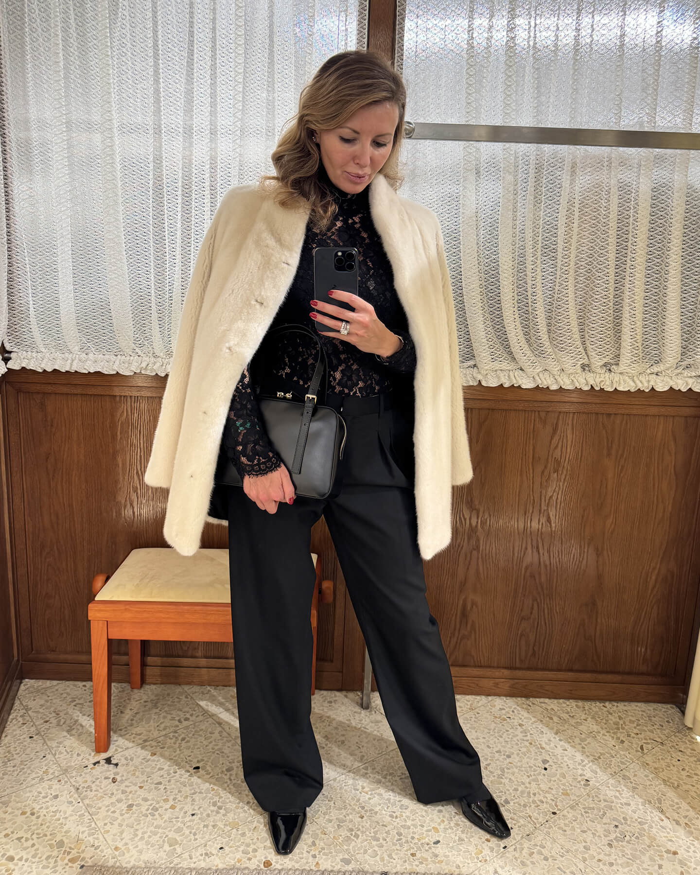 Боди и брюки AUTENTIMENTS, шуба Sencellerie (доступна в бутике), сумка A.P.C., туфли Dear Frances.