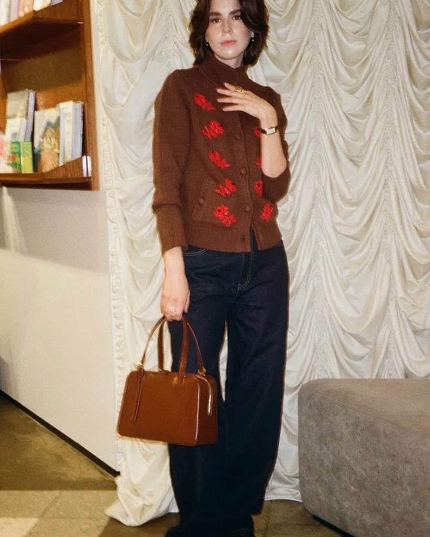 Кардиган SHUSHU/TONG, джинсы LOULOU DE SAISON, сумка A.P.C.