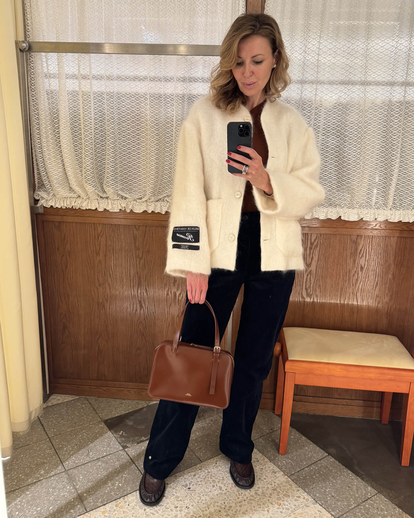 Джемпер SHUSHU/TONG, брюки A.P.C., куртка Roseanna, лоферы MIISTA.